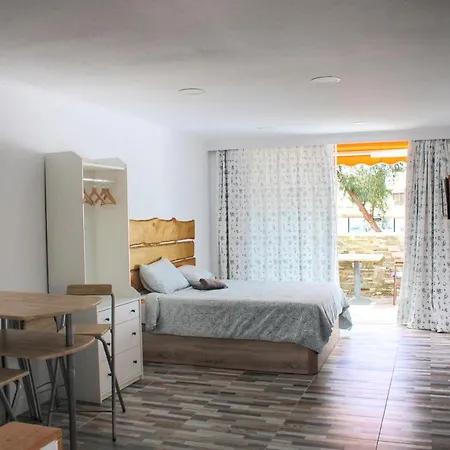 Cozy In Residential With Pool شقة طوستا ديل سيلونثيو